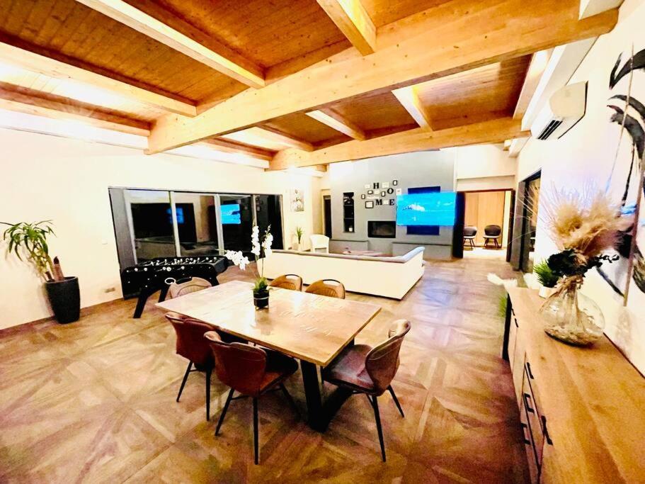 Villa D'architecte Avec Piscine Chauffee